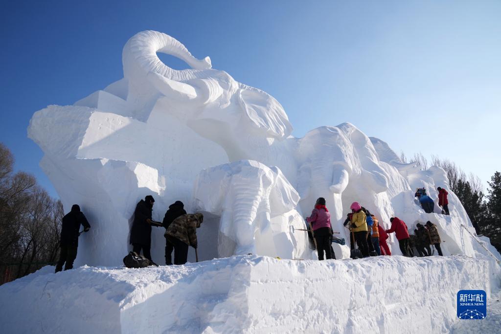 第36回哈爾浜太陽島雪博會で急ピッチで進められる雪像制作作業(yè)　黒竜江省