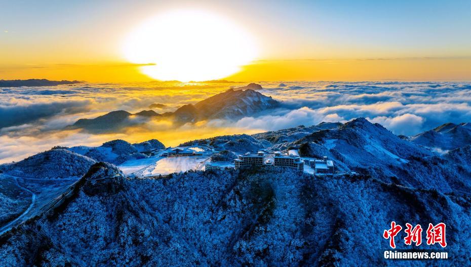 巴山大峽谷に広がる雲海と雪景色の絶景　四川省