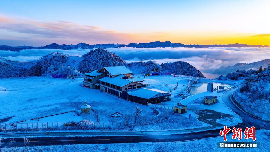 巴山大峽谷に広がる雲(yún)海と雪景色の絶景　四川省