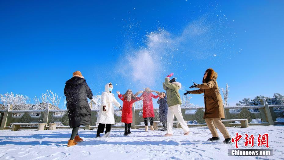 巴山大峽谷に広がる雲(yún)海と雪景色の絶景　四川省