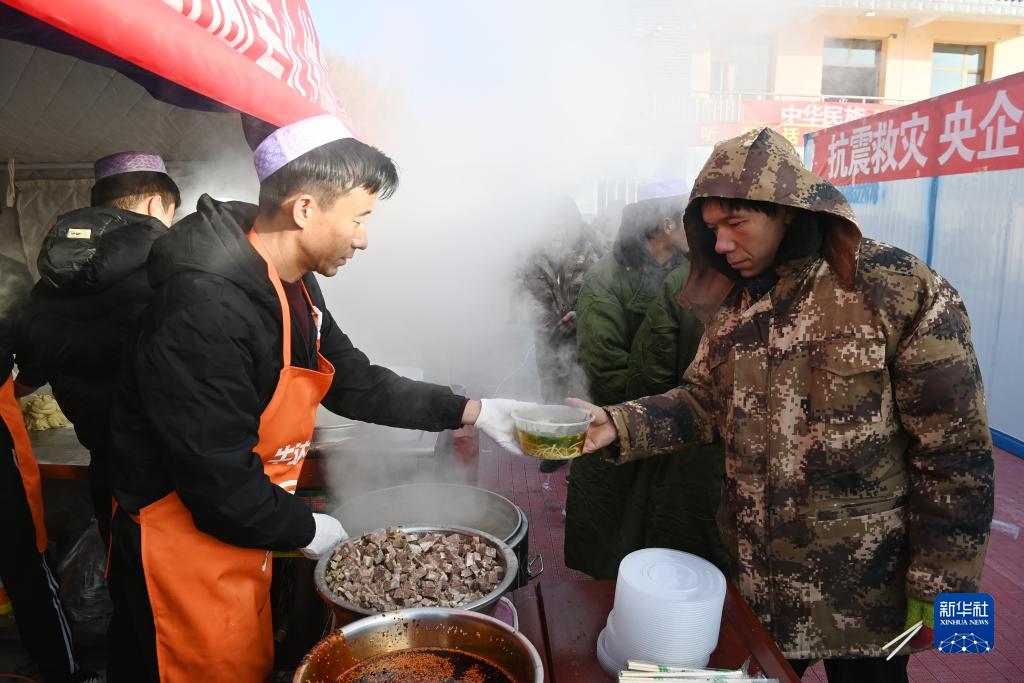 仮設(shè)住宅で熱々の牛肉麺を提供　甘粛省