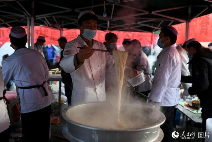 炊き出しをして、被災(zāi)者に「牛肉麺」を無料で提供するボランティア。撮影?翁奇羽