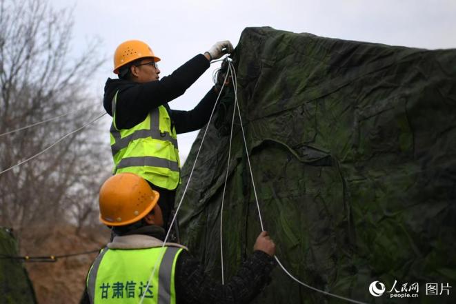 無線LANを設(shè)置する作業(yè)員（撮影?翁奇羽）。