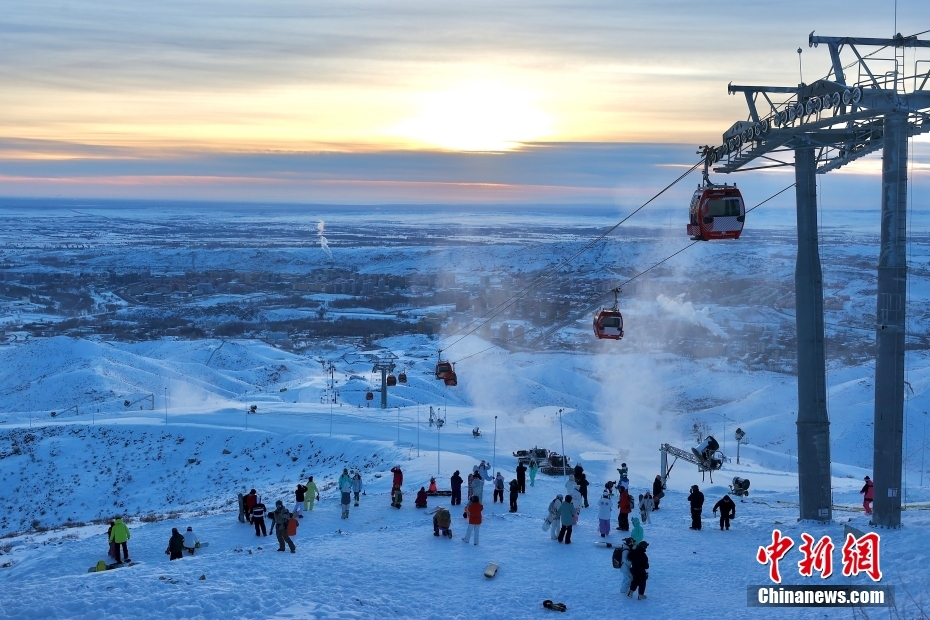 雪山でサンセットパーティー　新疆阿勒泰