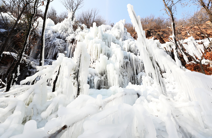 長(zhǎng)さ5キロにわたる峽谷が「氷の滝」に　河南省