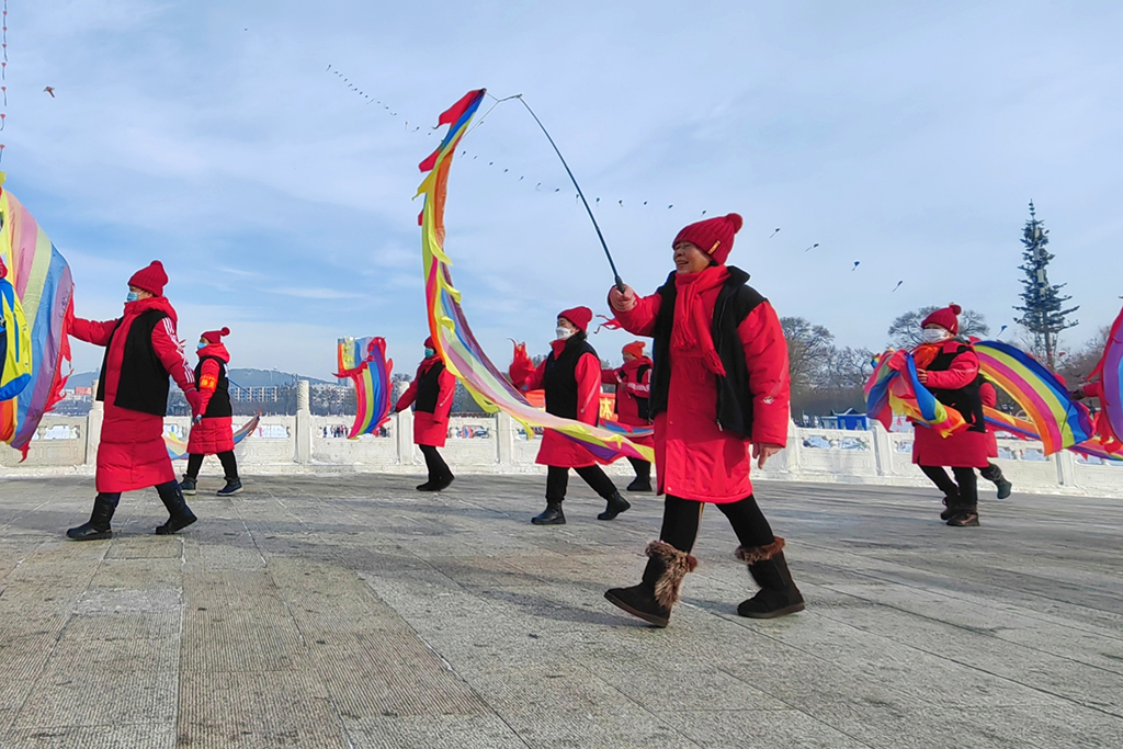 中國(guó)各地で賑やかに新年を祝う人々