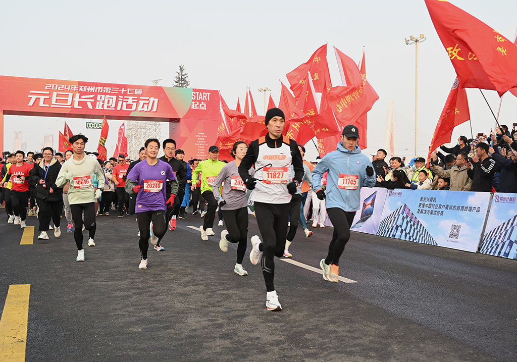 中國(guó)各地で賑やかに新年を祝う人々