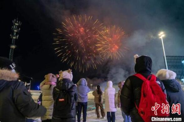  12月31日夜、哈爾浜氷雪大世界で開催された年越し花火大會（撮影·彭麒瑋）