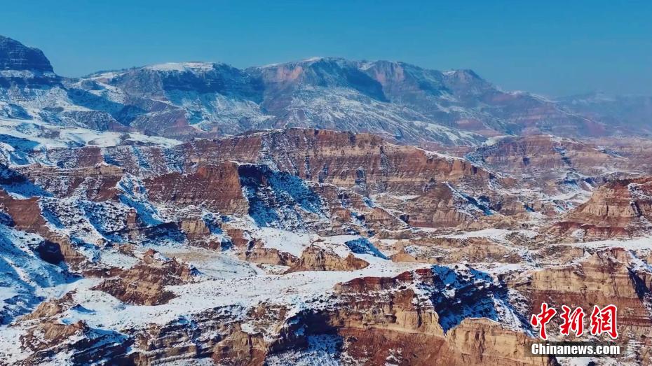 まるで油絵！降雪後の黃土高原の丹霞　陝西省