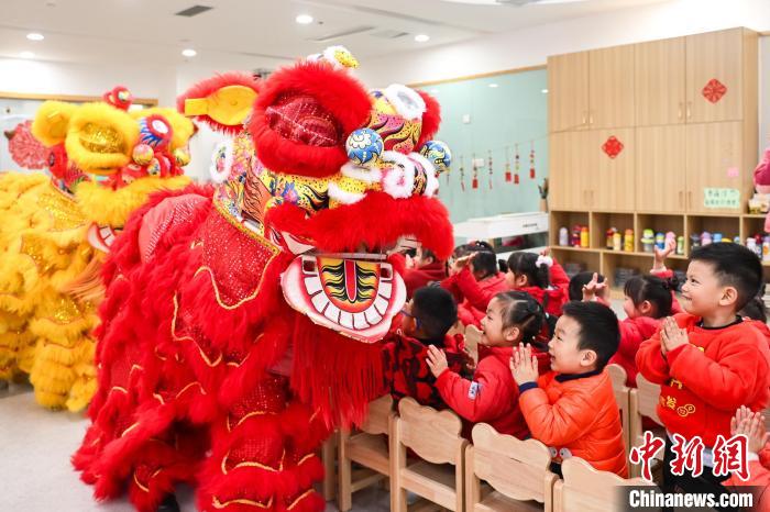 1月3日、新城時(shí)光幼稚園で園児に獅子舞のパフォーマンスを披露する先生（撮影?何蓬磊）