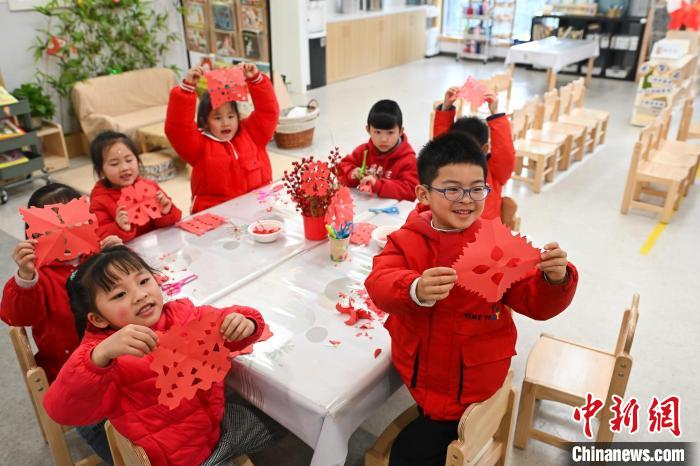 獅子舞に切り絵、子供たちが伝統(tǒng)文化を?qū)g體験　重慶