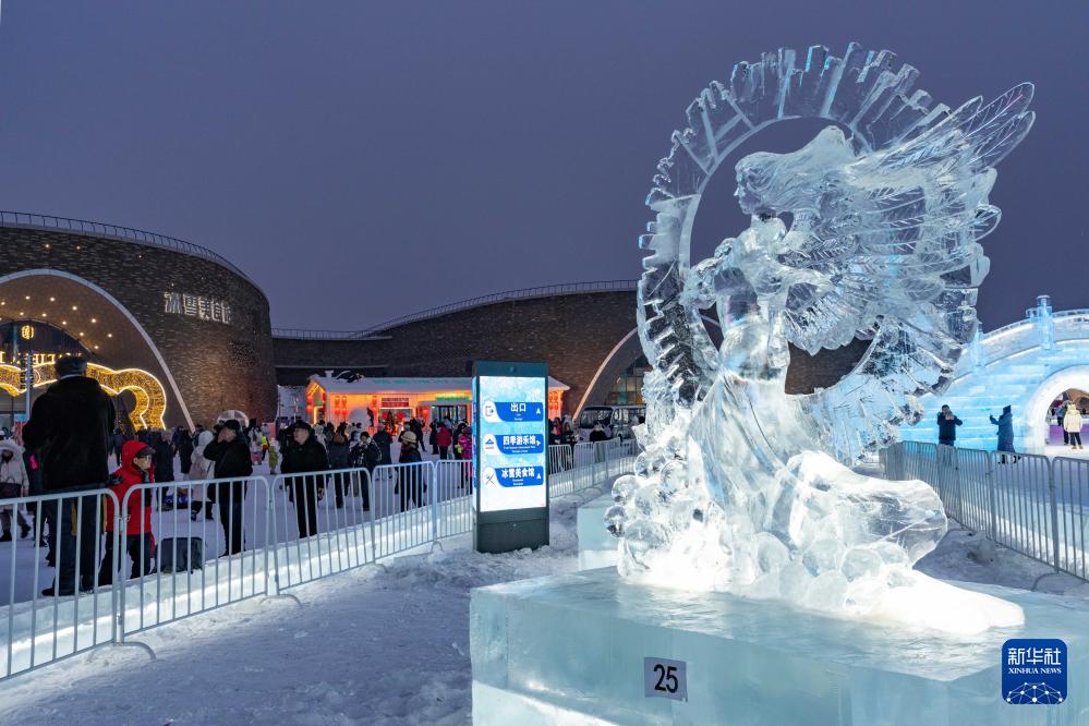 哈爾浜氷雪大世界で展示されている氷彫刻作品「天使の愛」（1月4日撮影?謝剣飛）。