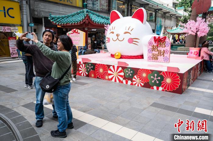 でっかい福を招こう！香港特區(qū)最大の屋外「招き貓」が登場(chǎng)