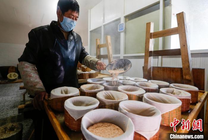 「臘八節(jié)」を控え特産品「臘八豆腐」の香り漂う安徽省黟県