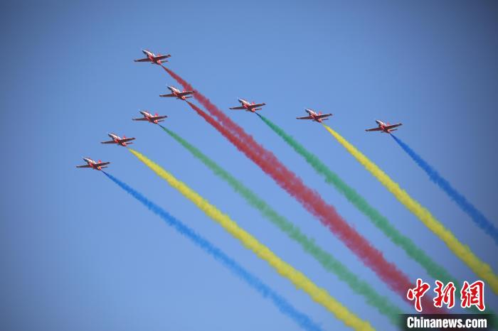 1月18日、ラオス?ビエンチャンのタートルアン上空で飛行パフォーマンスを披露する中國空軍のアクロバット飛行隊「紅鷹」（撮影?張弛）