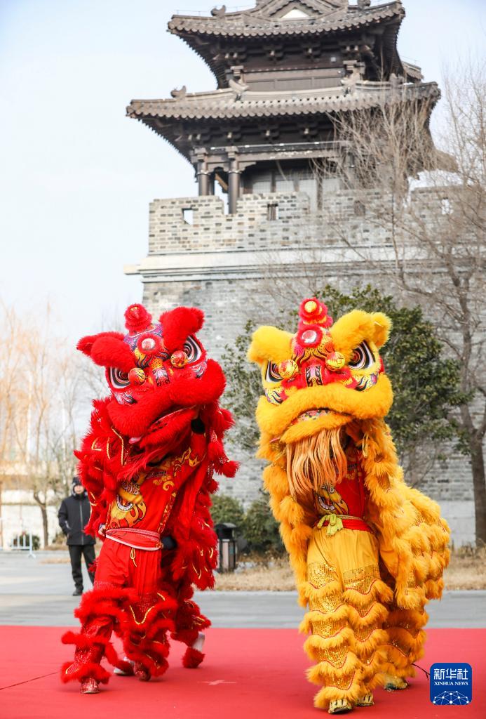 江蘇省淮安市漕運広場で開催された年越しイベントで、披露された獅子舞（1月21日撮影?趙啓瑞）。