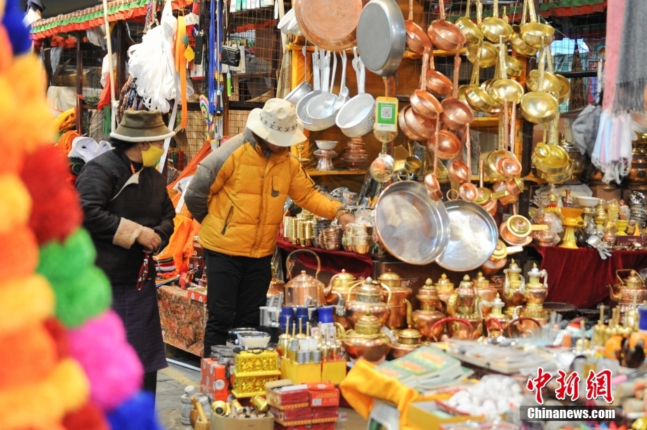 八廓商城で年越し用品を手に取る女性（1月23日撮影?貢嘎來(lái)松）。