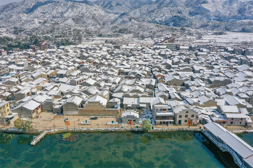 雪に覆われた古くからの建物や民家（撮影?黃煜）。