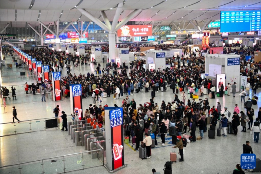 1月26日、深セン北駅の検札口に並ぶ旅客たち。同日から始まった2024年の「春運(yùn)」」は3月5日までの40日間。