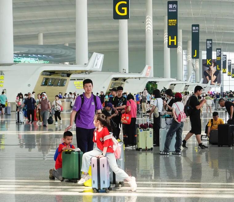 広州白雲(yún)國(guó)際空港を利用する旅客。（寫真提供は中國(guó)民航報(bào)）