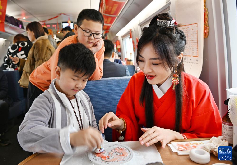 高速列車の車內(nèi)で春節(jié)の到來祝う無形文化遺産體験イベント