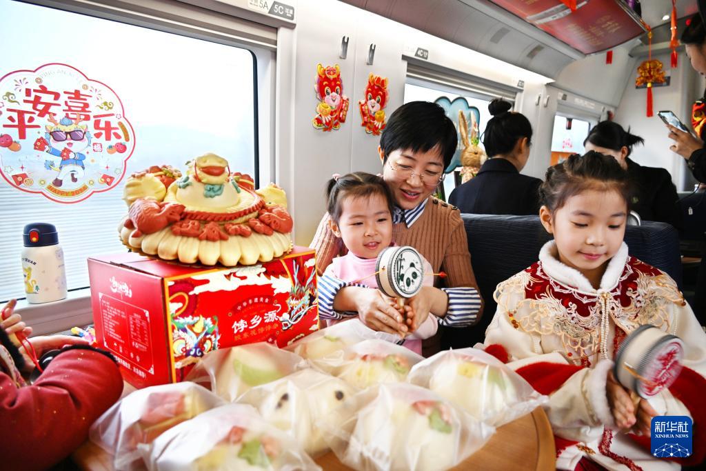 高速列車の車內(nèi)で春節(jié)の到來祝う無形文化遺産體験イベント