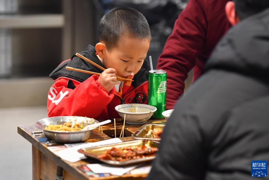 小さな店構(gòu)えの飲食店が生み出す新たな消費(fèi)スタイル　湖南省