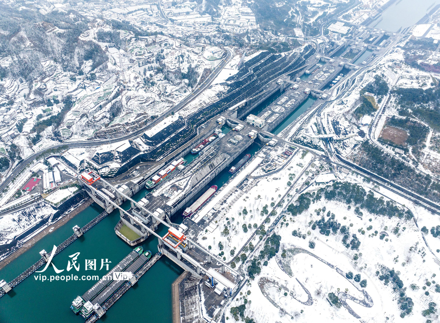 湖北省宜昌市で、長江三峽雙線5級閘門を秩序に基づき通過していく船舶（2月4日撮影?王罡/寫真著作権は人民図片が所有のため転載禁止）。