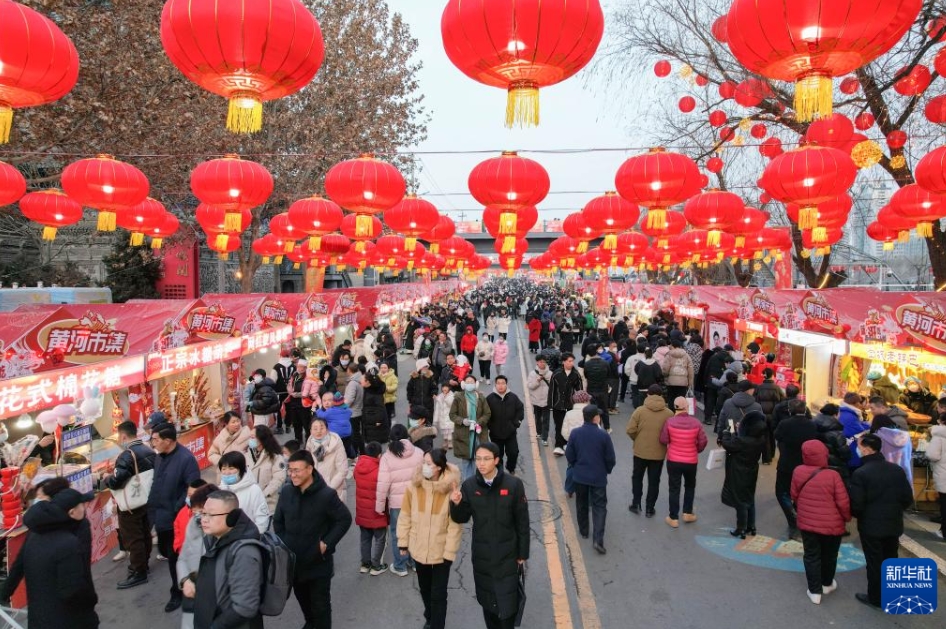 大勢の人で賑わう甘粛省蘭州市の黃河市場（2月5日、ドローンによる撮影?馬希平)。