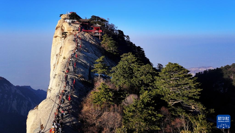 美しい中國　新春に華山に登り険しい山を眺める