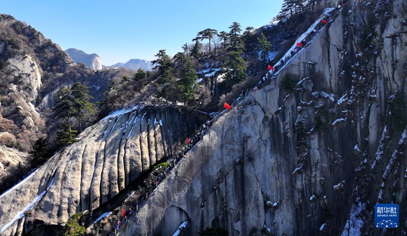 美しい中國　新春に華山に登り険しい山を眺める