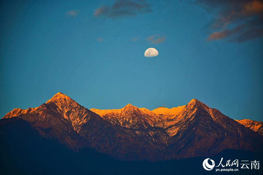 夕日に照らされた大理蒼山と空に浮かぶ月を楽しむ　雲(yún)南省