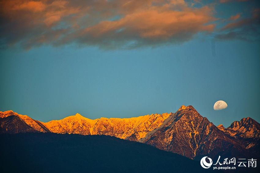 夕日に照らされた大理蒼山と空に浮かぶ月を楽しむ　雲(yún)南省