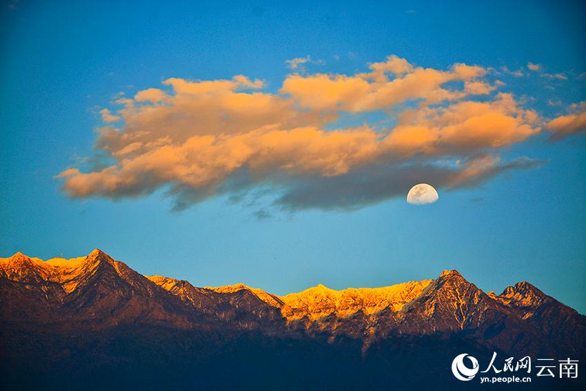 夕日に照らされた大理蒼山と空に浮かぶ月を楽しむ　雲(yún)南省