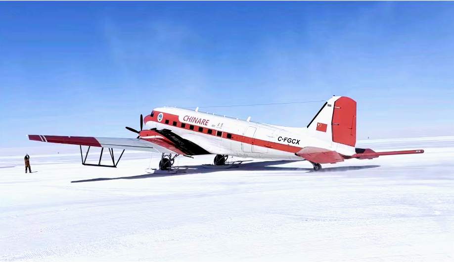 16日、任務(wù)を無事完了し、中山基地の雪氷空港に著陸した「雪鷹601」。