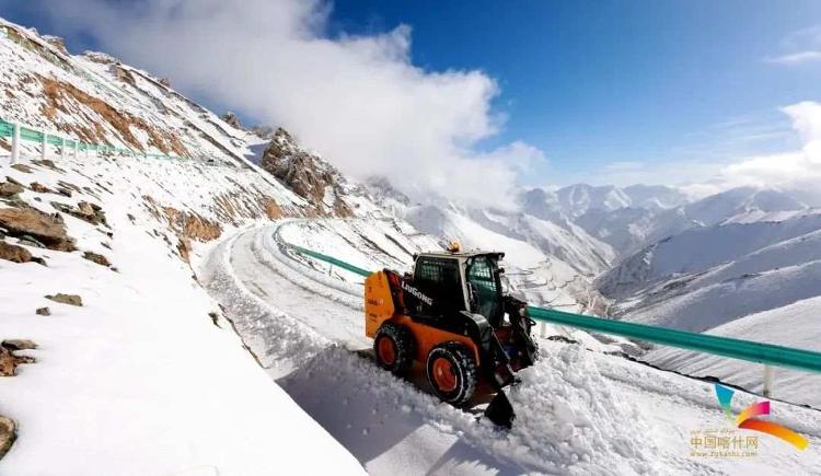 道路で除雪作業(yè)をする除雪車（撮影?馬甲兵）。