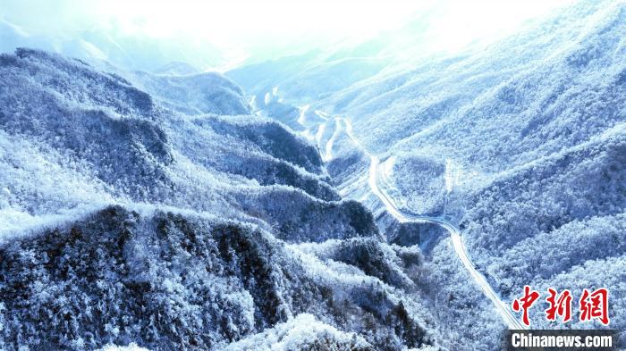 降雪後の快晴迎えた湖北省神農(nóng)架