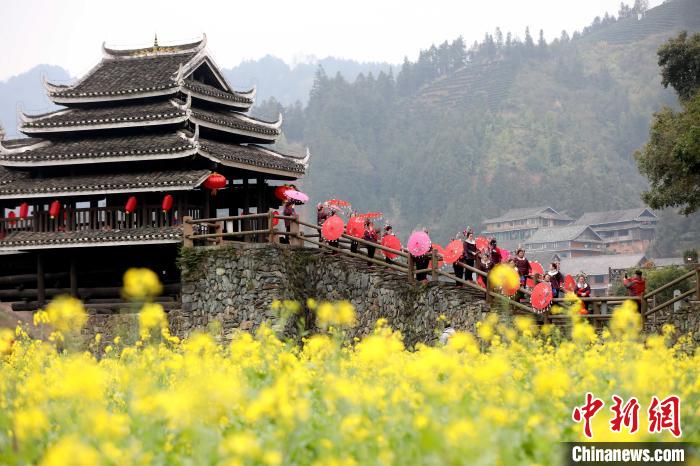 広西?三江　ほころぶ花にたくさんの観光客