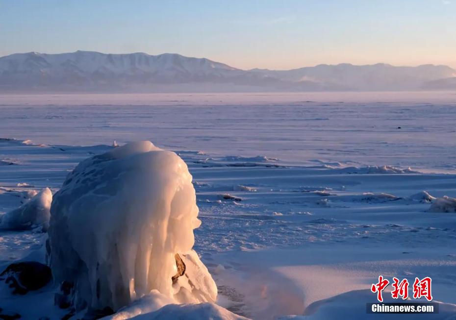 賽里木湖の氷が作り出した幻想的な景色　新疆