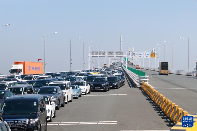 3月9日に撮影された港珠澳大橋（香港?珠海?マカオ大橋）のたもとで「北上」しようとしている香港の車。（撮影?王相國）