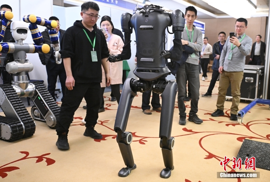 北京で人型ロボットコンテスト　最新の成果で技術(shù)を競う