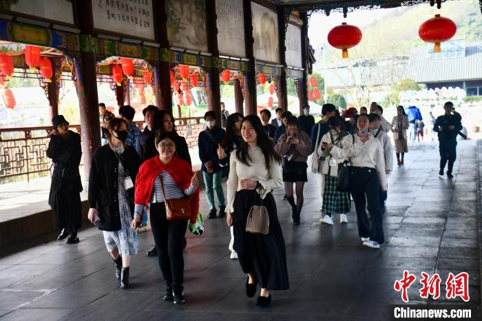 日本の大學(xué)生が成都街子古鎮(zhèn)を訪問　四川省