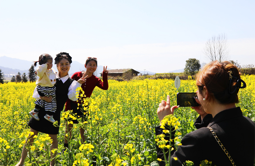 満開(kāi)の菜の花を眺めて春を満?jiǎn)恕〗魇∩徎?></a></td></tr><tr><td class=