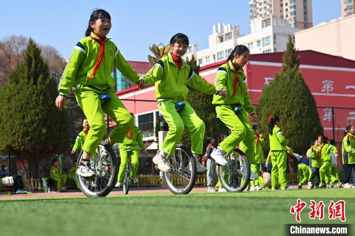 一輪車による見事なパフォーマンス披露する小學(xué)生　甘粛省蘭州