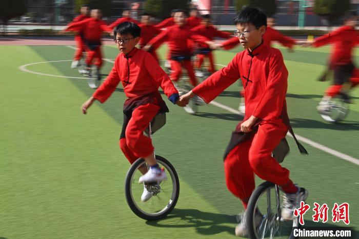 一輪車による見事なパフォーマンス披露する小學(xué)生　甘粛省蘭州