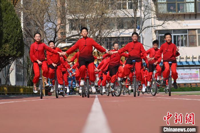 一輪車による見事なパフォーマンス披露する小學(xué)生　甘粛省蘭州