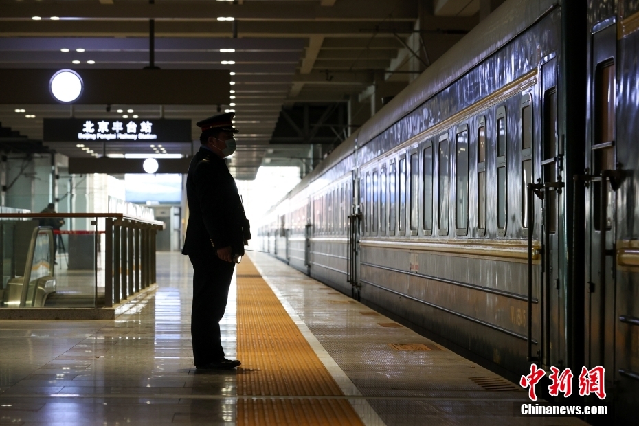 初の港珠澳大橋行き観光特別列車(chē)が北京を出発