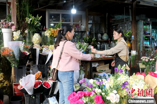 安徽省合肥市の花屋で花を買う女性（3月23日撮影?張強(qiáng)）。