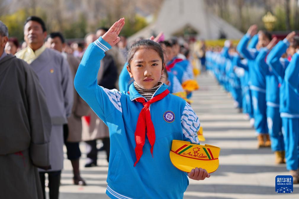 百萬農(nóng)奴解放記念日を祝う人々　西蔵