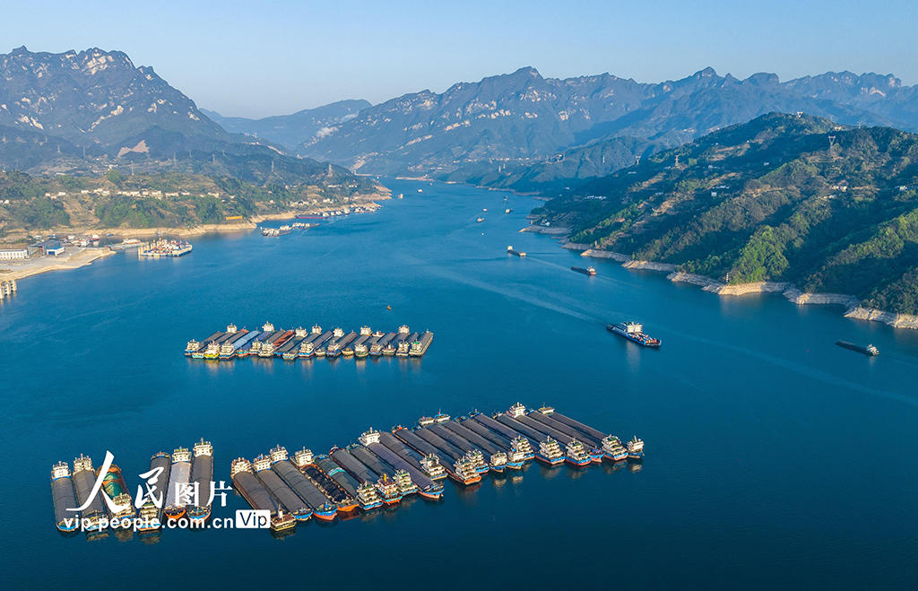 水上輸送で賑わう長江三峽　湖北省宜昌